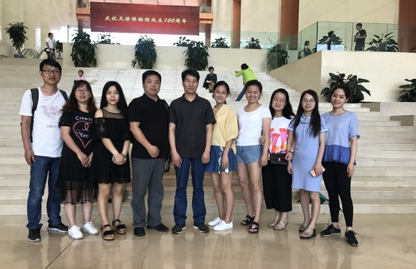bat365正版唯一官网艺术硕士(美术)研究生赴中国美术馆开展专题艺术实践教学.jpg bat365正版唯一官网艺术硕士(美术)研究生赴中国美术馆开展专题艺术实践教学.jpg
